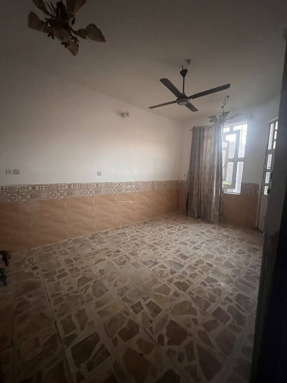 بيت الايجار بحي السلام قرب مصطفى ابو الدحاج 100م السعر 425 الف طابق واحد التواصل ***********
