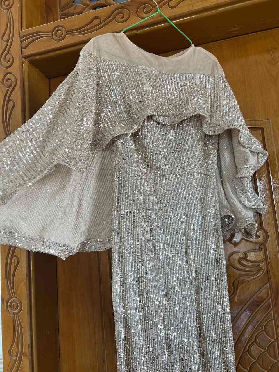 فستان يلبس قياس ٣٨و٤٠ 
سعر ٢٥
كلش حلو بالبس 
احذية ذهبي وفضي قياس ٣٧
سعر الحذاء ١٠
الي تشتريهم سوا كلهم يصيرون 
٤٠ الف


**إذا كنت صاحب هذا الإعلان وتريد حذفه لأي سبب، رجاءا أرسل رسالة إلى الدعم الفني**