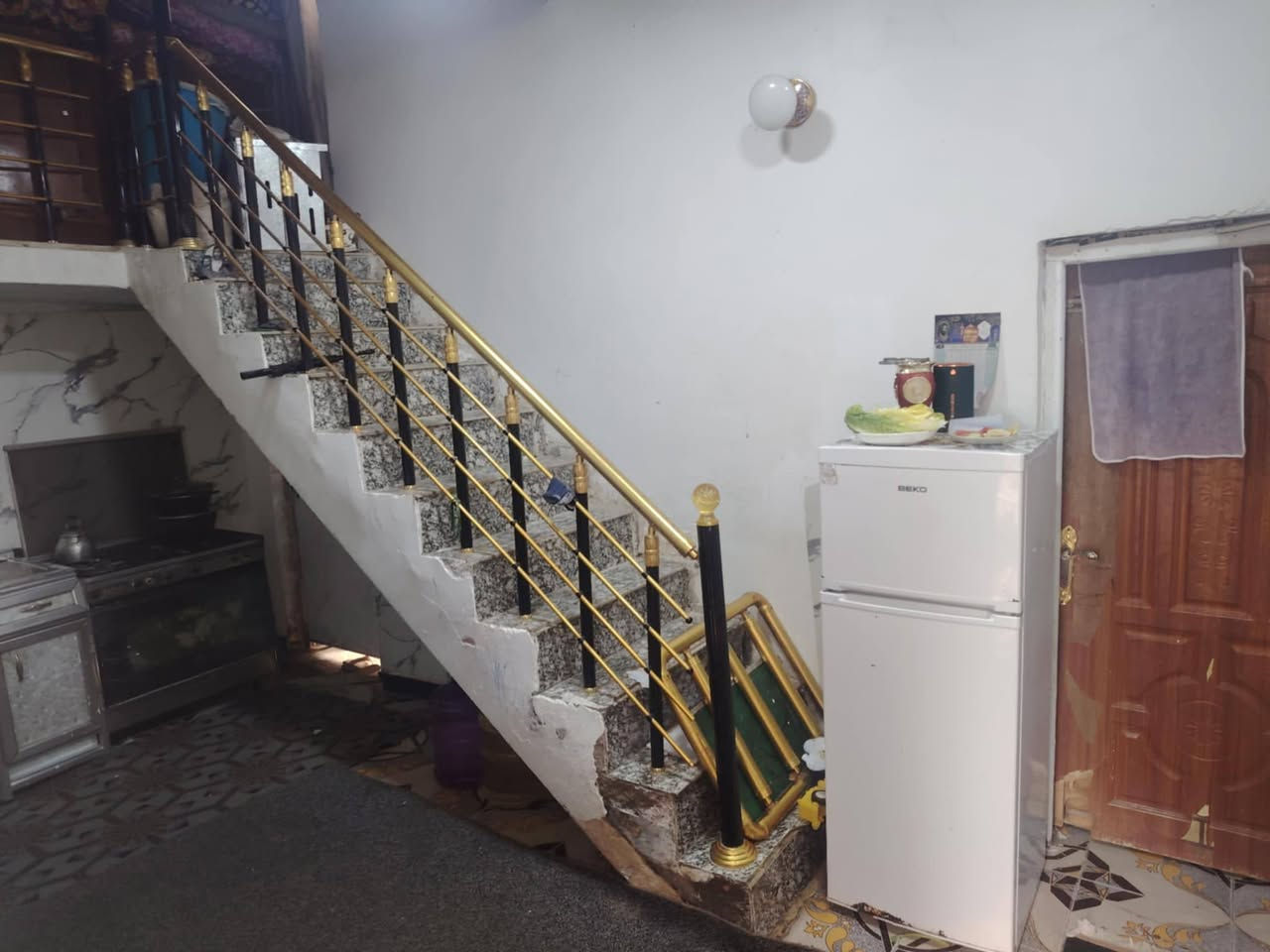 السلام عليكم مشتمل للبيع واسط حي الحكيم شارع افران الهادي المساحه 100 يحتوي على غرفه نوم وصاله واستقبال وصحيات وطرمه البناء بلوك سقف عقاده سقف ثانوي كامل خدمات من ماء ومجاري وكهرباء مرقم من قبل لبلديه سند 25 السعر 30 وبي مجال المراجعه الدلاليه سيد حيدر***********
