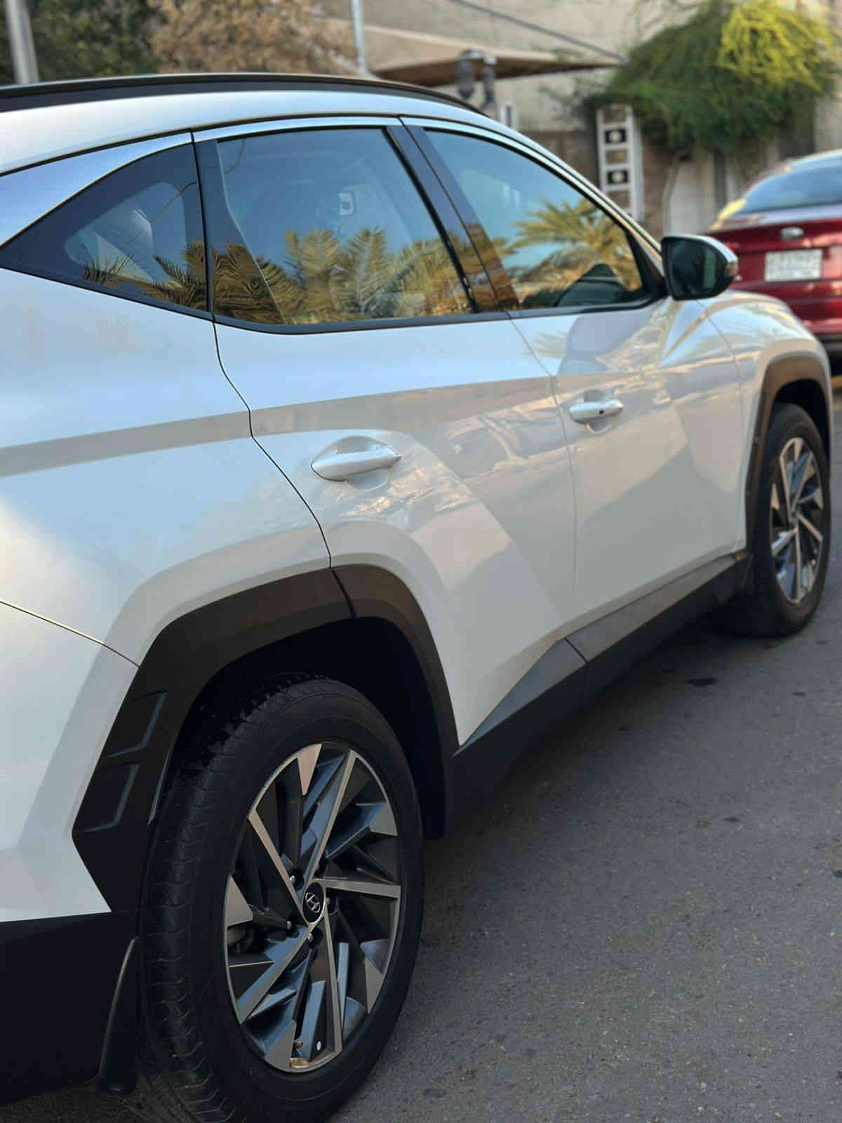 السلام عليكم للبيع فقط توسان خليجي ماشية ١٧ الف كيلو متر حقيقي موديل ٢٠٢١ 
مواصفات حساسات شاشة لمس مانع انزلاق هند بريك دكمة  نظام ترحيب وتشغيل عن بعد بيه هواي مواصفات والسيارة مال جناي حيل نظيفة والسيارة بسمي السعر شتين وعشرين ورقة وبيهة مجال حك الجية والسيارة بعد ريحة الشركة بيهة للاتصال *********** مكان السيارة بغداد شاؤع فلسطين
