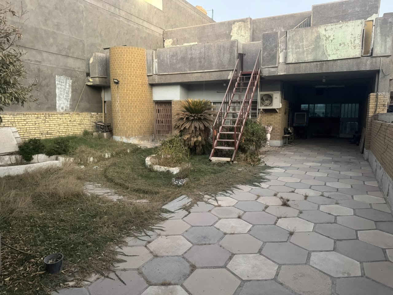 بيت للبيع 400 متر البنوك شارع الكنيسه فرع مدرسه القيم يباع كامل او نص ( غير معروض عند دلال ) 
***********
