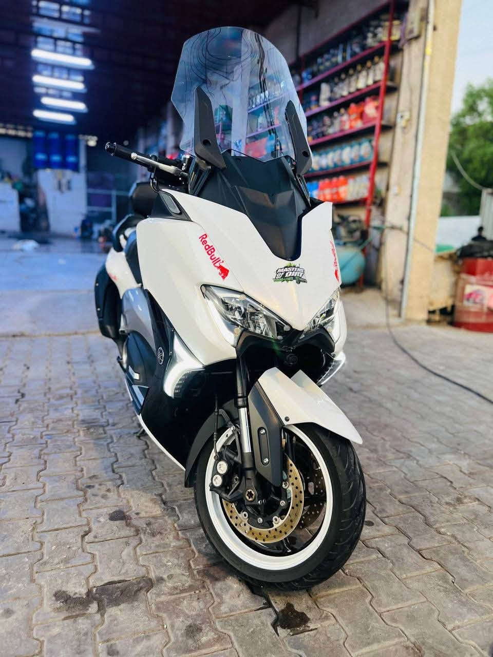 تيماكس DX قطعه مميزه بحاله الوكاله لون نادر طالعه من ماهر الكناني مزادها موجود بالمزاد ماشيه 3700km وحاليا 6000km  يعني ماشيه اقل 3 الاف بالعراق دراجه جديده كلش وبرغي مملعوب بيها حته دسكات بعدهن بلادي كلشي بيها بلادي ودراجه اجه بيه منضومه كامرات ودواسات ريزوما وقباقه مكينه ريزوما وقباقه عنابير ريزوما  وبيه بعد نواعم شواحن تليفون ثنين بلاديات بيه هواي شغلات حلوه مواصفات DX  معروفه تراكشن مثبت سرعه تدفئه كشن ويدات وجامه كهربائيه ودراجه سعرها 73 بيها مجال بسيط مكاني كربلاء شراي يتصل ***********
