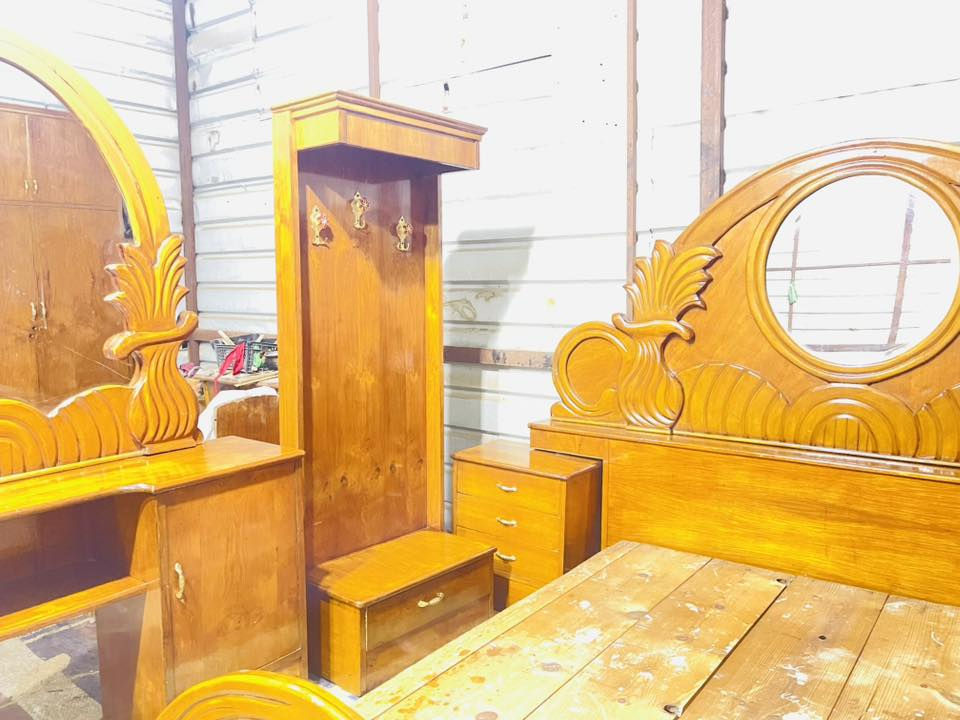 غرفه اخشاب للبيع ست ابواب ملحق صاج داخل وخارج شغل تزكام ضهر جرجوبه مال العاءله السعر ٧٠٠الاتصال على الرقم ***********متواجد واتساب وعندي توصيل
