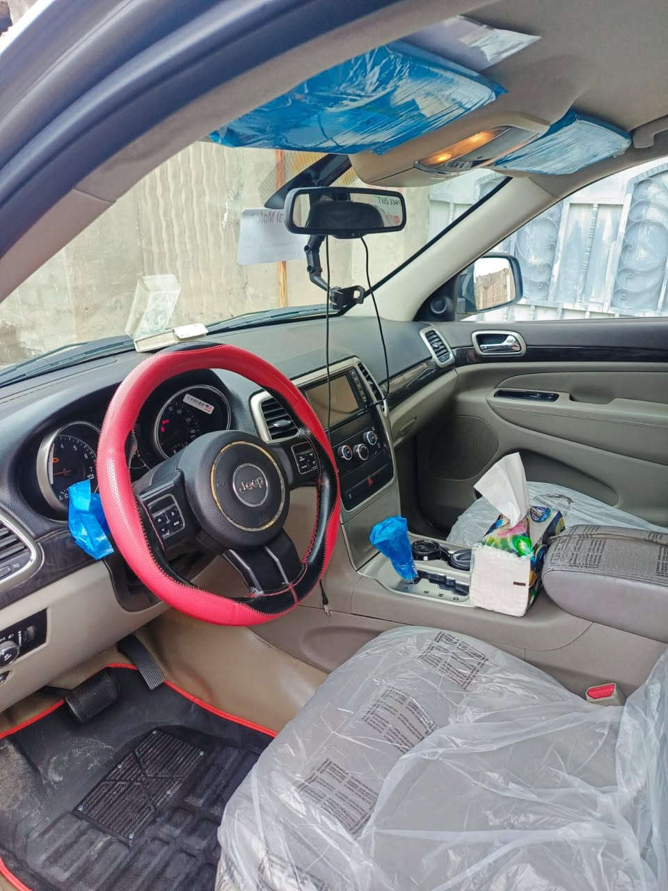 السلام وعليكم جيب شيروكي 
موديل 2013
فور ويل
تخم تاير جديد 
حداديه صدر كله جديد
سياره نضيفه
وارد امريكي بصمه تقفيل عن بعد
رقم صاحب السياره ***********
