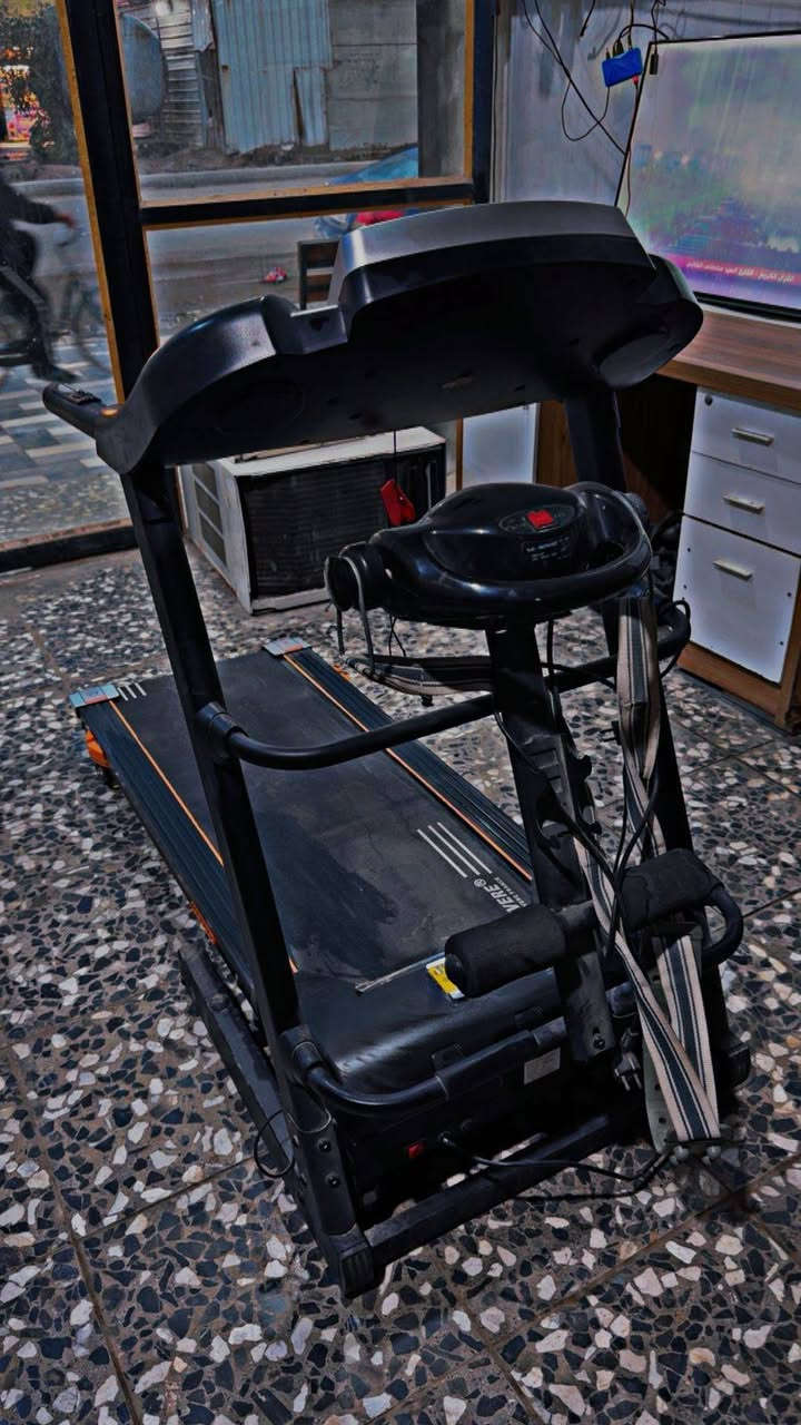 جهاز جري للبيع جدا نضيف يتحمل وزن ١٤٠ كيلو السعر ٣٠٠ لاستفسار ***********
