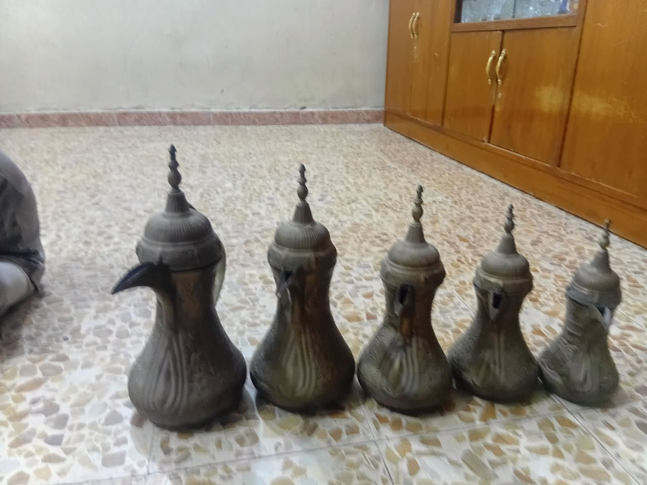 السلام عليكم للبيع دلات القصر قديمات أحجام كبير العنوان بغداد الدوره رقم ***********
