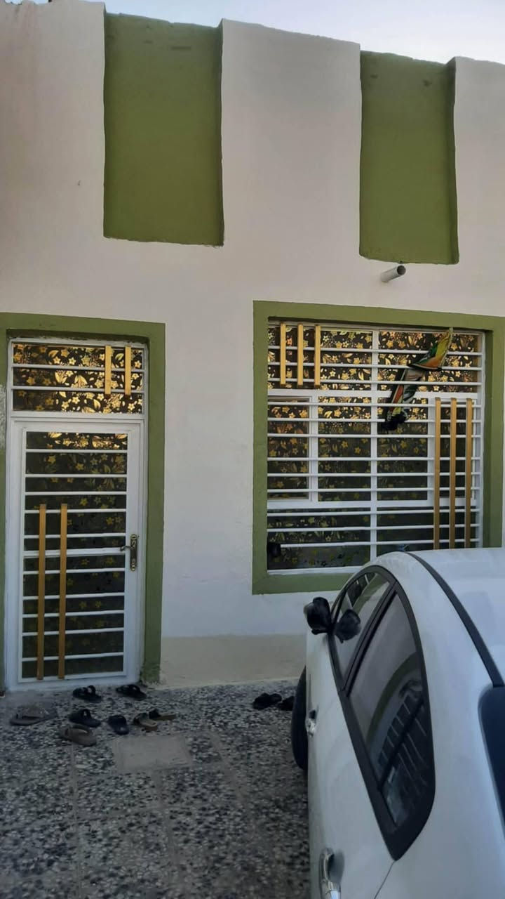 سلام عليكم بيت البيع ٢٠٠م حي العسكري قرب بانزين خانه مال بانيقيه بيت عكاده بي ساس جوه ترميم جديد غرفتين وصاله ومطبخ وصحيات حديقه جبيره موقع البيت بل ٦ الاف سعر ١٣٠ وبي مجال قليل التواصل ***********
