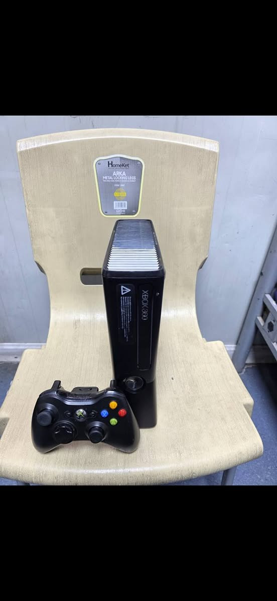 اكس بوكس 360مهكر حيل حيل نظيف يحتوي على 83لعبة قويه ويحتوي على 2جوستك واحد بلادي واحد جديد مامستخدم مع كامل ملحقاته شرط الفحص السعر 120وبي مجال للطيبين توصيل جميع المحافظات متوفر ***********
