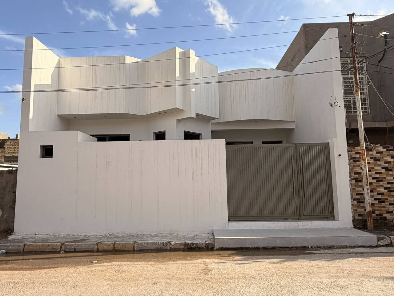 🛑 دار سكني  للبيع 🛑
المنطقة :  حي الحضاره 🚩 
اقرب نقطه ؛مقابل محطه وقود الحضاره قرب الشارع الرئيس
المساحه :  200✅  كونكريت مسلح طابقين اساس رفت

التفاصيل :  غرفتين نوم ومطبخ حاروبارد وستقبال مع مجمع صحيات وصحيات داخليه وخارجيه مناورعدد ثنين 
    
الطابق الثاني ;غرفه وصاله 🛑 

للاستفسار 
     مراجعة مكتب رسول الوزني للعقار  
الديوانية . حي الحضارة بداية شارع اسواق طيبة
 للمعلومات ولمزيد من التفاصيل ⬇️
       مراسلة الصفحة  
      او الاتصال
***********
