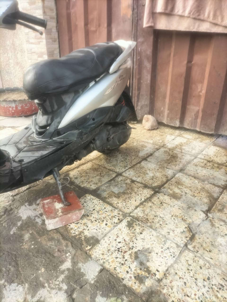 السلام عليكم دراجة ثعلب للبيع دراجة حلوة ونضيف شغالة نكرة سلف وهندر كهربايات كلهة شغالة دبلات شغلة تايرات جدد دراجة شلعة ومعدل 
مكاني الغزالية سعر 350اوبيهة مجال رقم ***********
