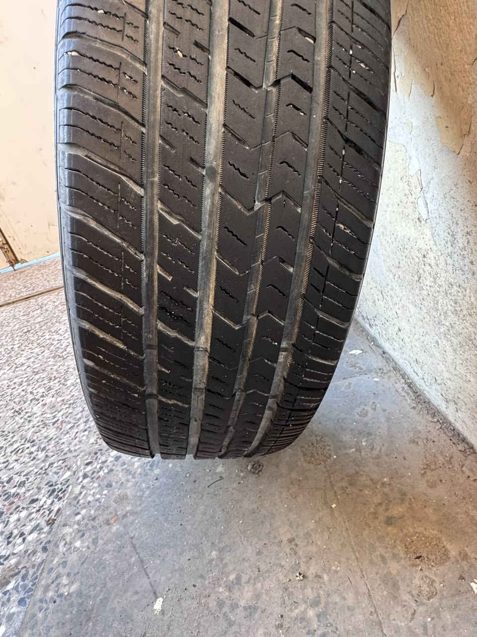 السلام عليكم تخم تاير هايلندر القياس 235/56/18 نظيف جداً 3 صيني كانترا انتاج 23 واحد تويو ماليزي انتاج 22 
عل فحص والظمان اشد وتفحص السعر 125 الف وبيهم مجال للشراي ***********

