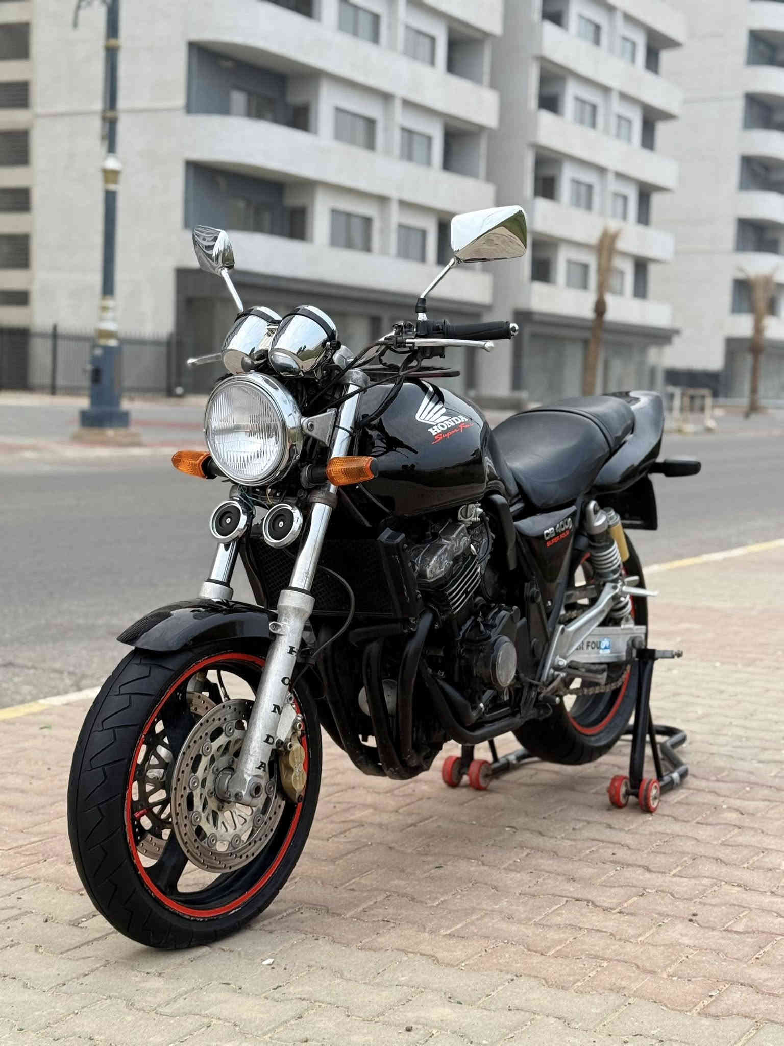 للبيع CB 400 جيل اول لوك لوك 
الي يدور جديد وبلكارتون دراجه كفاله عامه كير محرك كابريتر كله بشرط برغي ممفتوح تايرات وزنجيل ودهن وبلكات كله جديد تانكي كزازه ماشي قليل اوراق كامل بوجهك رقم شرط معدل جوى ١٨٠ كهربائيات كامل دراجه مال جناي مكاني كركوك سعرها ۱٥ ومجال للشراي اتصل وخادم للطيبين❤️
(( *********** ))
