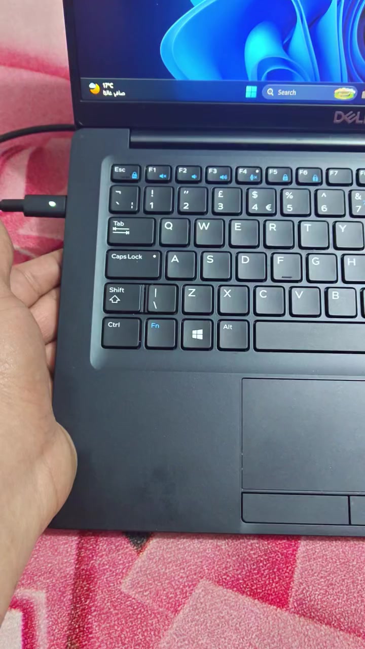 أبرز مواصفات ديل 7390 (Core i7 / 8GB / 256GB):
المعالج: Intel Core i7 الجيل الثامن (8th Gen) رباعي النواة لأداء قوي في المهام المتعددة.

الذاكرة العشوائية (RAM): 8 جيجابايت DDR4 (تسمح بتشغيل البرامج المكتبية وتصفح الإنترنت بكفاءة).

الهارد (Storage): 256 جيجابايت SSD (من نوع M.2)، توفر سرعة عالية في الإقلاع وفتح التطبيقات.

الشاشة: 13.3 بوصة، غالباً بدقة FHD (1920x1080) ومضادة للتوهج.

الرسوميات: مدمجة Intel UHD Graphics 620.

الوزن: خفيف الوزن وسهل التنقل (Ultrabook).

نظام التشغيل: يأتي غالباً مع ويندوز 10 برو أو 11 برو. 
السعر ٢٣٥ بدون ملحقات وشاحنة او مع الشاحنة تصير ٢٥٠


**إذا كنت صاحب هذا الإعلان وتريد حذفه لأي سبب، رجاءا أرسل رسالة إلى الدعم الفني**