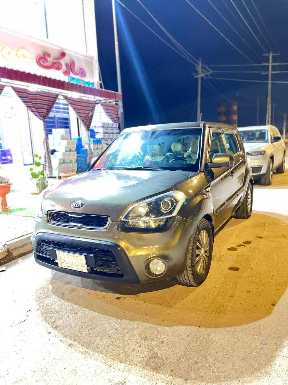 عندي سيارة كيا صول موديل 13 واسط تحويل ثاني يوم سعرها 88 ورقة وبيه مجال مكاني واسط الكوت منطقة الخاجية شارع 40 رقم موبايلي ***********

