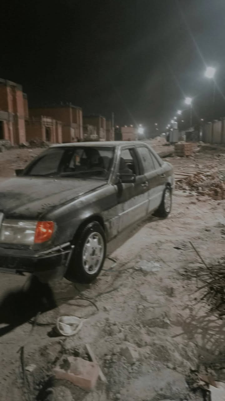 مارسدس دب..
رقم صدامي
محور 2500
راعيها موجود
حداديه كدام جديده-عربانه نص عمر_تخم تاير جديد 
موديل 1989
كهربائيات كلها شغاله من الطول لطول
مكاني ناصريه لاسكان الصناعي حي الجوادين
***********_واتساب***********
