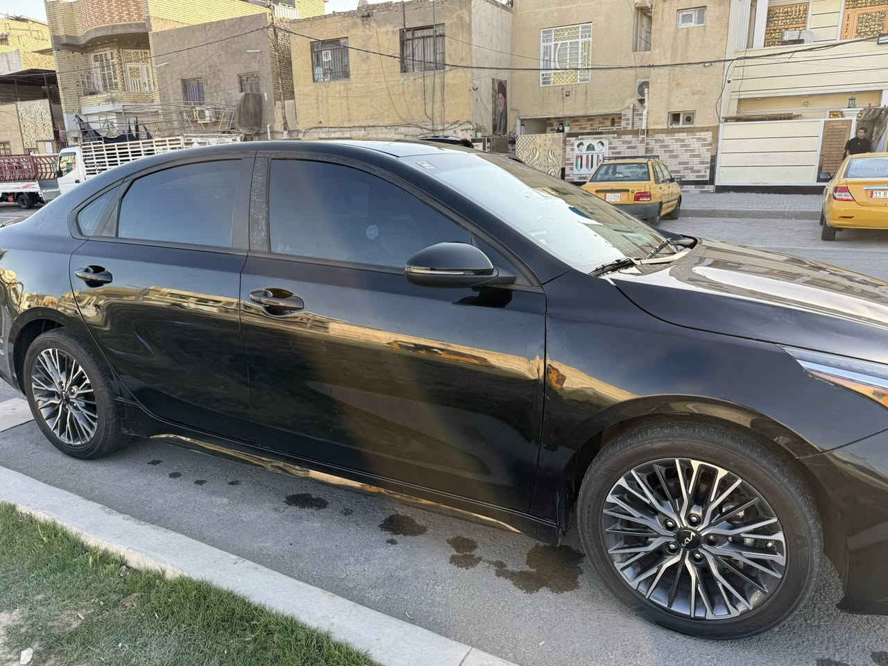 السلام عليكم 
فورتي جي تي لاين 2024 بدون رقم المنفيس ب اسمي 
سياره فول مواصفات ماعدا الفتحه 
ماشيه 27 الف 
كشن جلد 
وتدفئه وتبريد 
بصمه 
رادار خلفي وامامي وجانبي 
شاشه جبيره 
كامره دواره 
توقف ذاتي 
تحديد مسار 
مانع تزحلق 
تشغيل عن بعد 
اشاره بالمري 
انضمه قياده 3  سرعات 
مكينه 2000 دوش 
كير مكينه كفاله 
صدر جديد 
تخم تاير ويل كب جديد 
مواصفات الجي تي معروفه 
حادثها تبديل امامي فقط سياره ليبل واحد 
وجاملغ خلفي وباب بي رصعات بسيطه وشخوط ونصبغ 
السعر 140 وبيه مجال بسيط 
مكان السياره بغداد مدينه الصدر 
صور حادث بالمنشور 
***********
