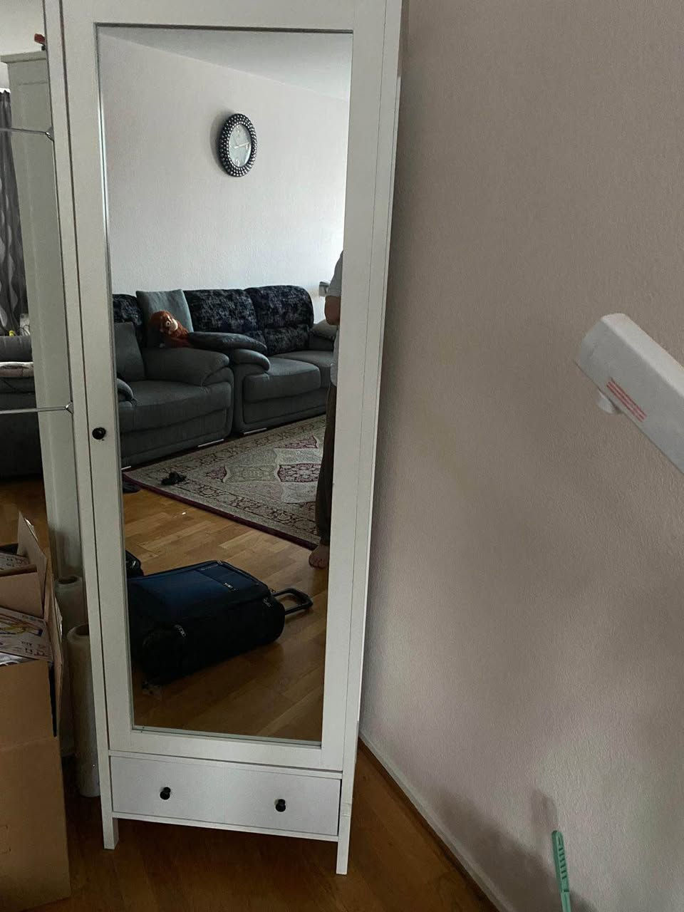 Vit knappt använd hallförvaring garderob med två lådor och en klädstång. Väldigt fin och bra att använda i hallen/vardagsrum eller kök.
Mått: B60 x H180 x D40 cm. Malmö, M


**إذا كنت صاحب هذا الإعلان وتريد حذفه لأي سبب، رجاءا أرسل رسالة إلى الدعم الفني**