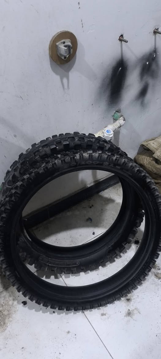 تايرات قفاز حجم امامي 21 خلفي 18 مكانهن بصره شط العرب يوجد توصيل سعرهن ثنينهن ب 50 ويه التوصيل نضيفات 80% رقمي ***********
