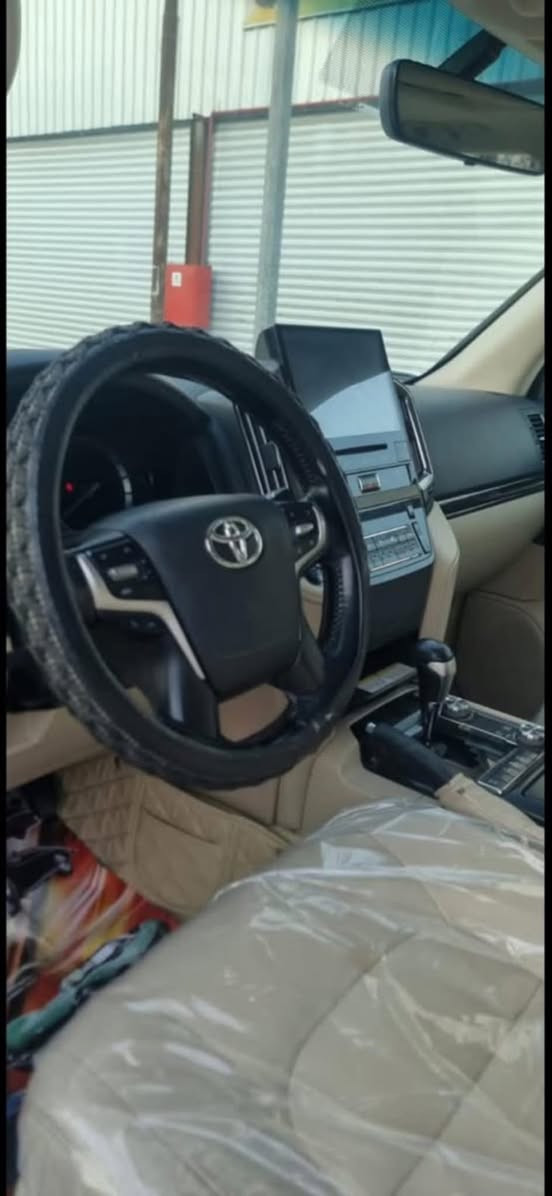 سيارة لاندكروزر 2020 ساز ماشية  98 الف سيارة نظيفه كلش *********** مكاني بغداد السعر 53 الف دولار وبيها مجال الشراي
