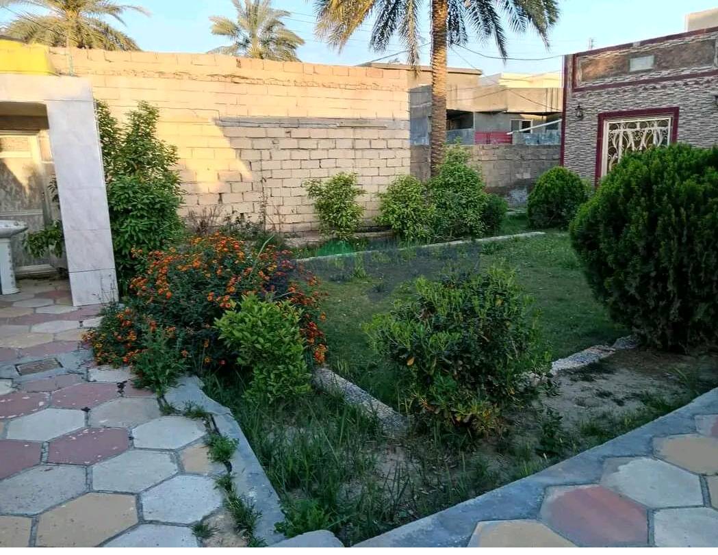 🏡 فرصة مميزة للبيع – أرض في المدائن بموقع ممتاز
للبيع أرض بمساحة 850 متر مربع في المدائن – مجاور محطة وقود المدائن، بموقع حيوي وقريب من جميع الخدمات.

✅ طابو زراعي وفق القرار 117.
✅ مشمولة بالتطويب.
✅ جميع معاملات البلدية مكتملة وجاهزة.

مواصفات العقار:

بيت بناء حديث.

بيت بناء قديم.

جميع الخدمات متوفرة: ✔️ ماء. ✔️ كهرباء. ✔️ مجاري. ✔️ إنترنت.

العقار مناسب للسكن، أو للاستثمار، أو لتقسيمه إلى عدة قطع مستقبلًا.
بس الصور قديمات 
📞 للاستفسار والمعاينة: ***********
