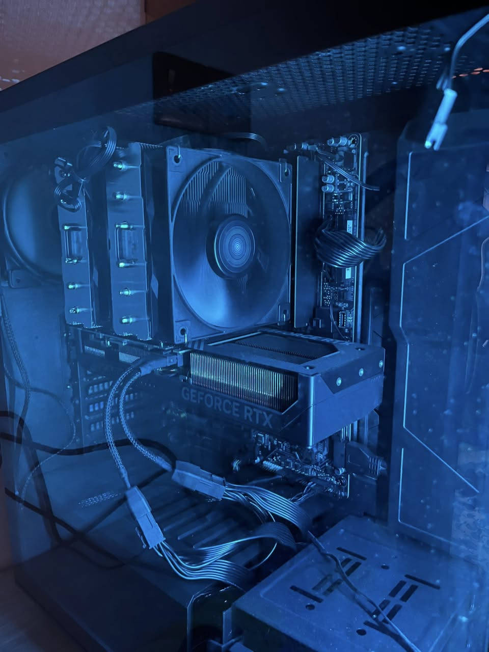 للبيعpc
-GPU:RTX5070 GIGABYTE 
-CPU:RAYZN 7 7700
-M.B:X870 Gaming Gigabit 
-M.2:4T Samsung 990 pro
-RAM:32G LAXER 5600red
-COOLER:Deepcool AG620
-P.S:THERMAL RIGHT 750W GOLD 
-UPS:FALCON 3000mA
-MONITOR:SAMSUNG IPS 2K 180HZ 27inch
-CASE:cooler master H500 ARGB
اكسسوارات 
1-HYPERX CLAUD III 3
2-KEYBOARD RED DRAGON 
3-Logitech G402
4-جويستك اكسب بوكس أصيله 
5-ماوس باد

الpc نضيف استخدام شهرين الكراتين وصولات الضمان كله موجوده.

العنوان:بغداد-البلديات.
***********
السعر:3100000  بيها مجال بسيط
