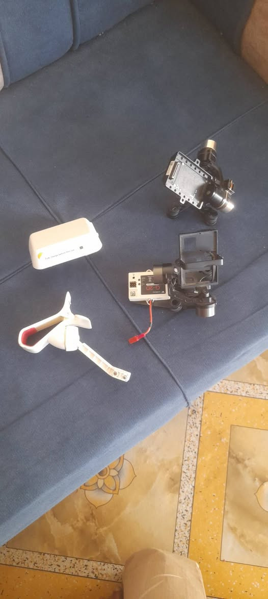 يبدو أن هذا جيمبال (Gimbal) ثلاثي المحاور مصمم للطائرات بدون طيار (درون)، ويستخدم لتثبيت الكاميرا أثناء الطيران.الجهاز يشتمل على محركات بدون فرش (Brushless Motors) لضمان حركة سلسة وثابتة.يتضمن وحدة تحكم وبطارية صغيرة خاصة به، مما يشير إلى إمكانية استخدامه كجزء من نظام طائرة بدون طيار (UAV)


**إذا كنت صاحب هذا الإعلان وتريد حذفه لأي سبب، رجاءا أرسل رسالة إلى الدعم الفني**