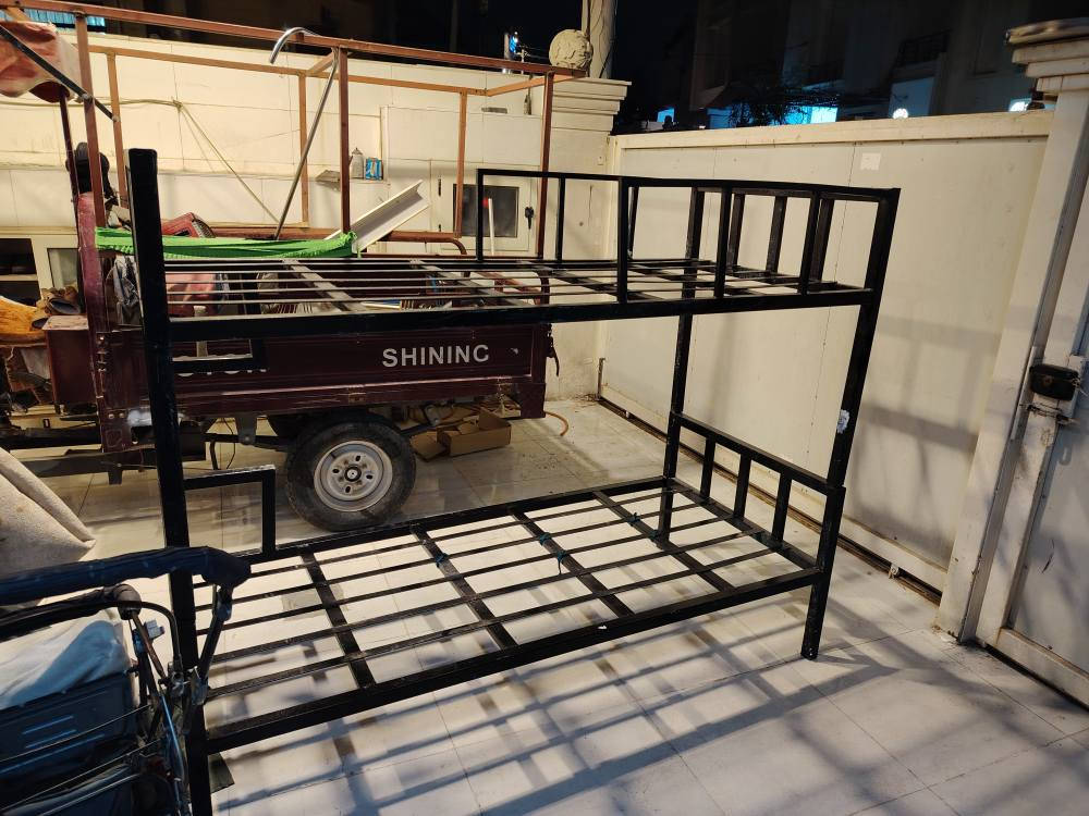 ئەم قەلوێرە دوو قاتە بۆ فرۆشتن 
سعر 150 هەزار 
زۆر مەحکەمە 
بەرادان دارییە

*********** أربيل, العراق
