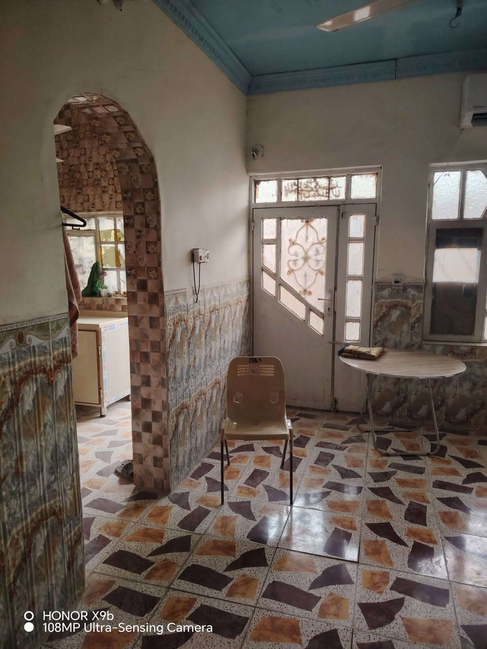 بيت ٥٠م طابقين يتكون من :
طابق الأول /صاله ومطبخ وصحيات داخليه وخارجيه مع طارمه
الطابق الثاني /غرفتين نوم وسطح ..طابو زراعي سند ٢٥ إقرار محكمه من المالك مباشرة .
موقع ممتاز / بدايه المنطقه خلف شارع التجاري مباشرتآ..يبعد ٦٠متر عن شارع تجاري وخط باب الحسين كوسترات ..
حي الأمين شارع الحر خلف مجمع همسه للإلكترونيات مباشرتآ ..سعر ٦٥مليون بي مجال  للتفاوض للاستفسار مكتب الأوس للعقار ابو سجاد*********** ابو وائل ***********
