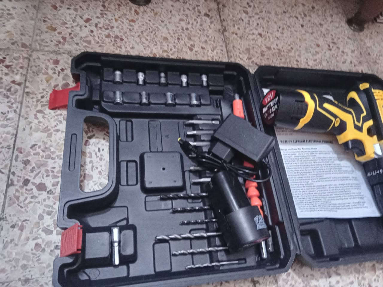 السلام عليكم عيوني دريل دبل بطاريه جديد ما مستعمل فتح وشد ويا بطاريات ٢ وملحقاته كامل ب ٢٠ الف ***********

