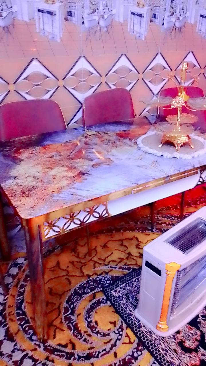 ميز طعام اخو جديد الك اي ضرار مابي الميز بس الكراسي بيهن ضرار الرجل وحده طاكه       سعر130بي مجال بصيط
العنوان بغداد معالف البياع ***********❤️
