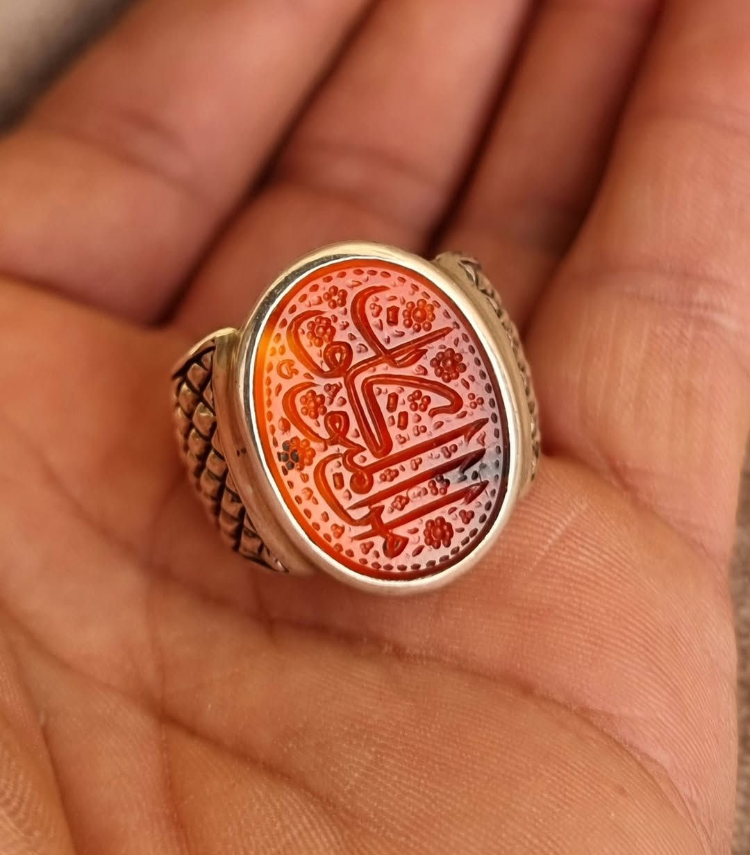 عقيق يماني زعفران مخطوط خط يدوي المبدع الأستاذ السيد علي ابو غربان  🔥 امن المتوكلون 🔥بصياغه يدويه ثقيله للبيع مكاني بغداد يوجد توصيل إلى جميع المحافظات للبيع فقط فقط أحبتي الغوالي ما اراوس بس ابيع 
***********
