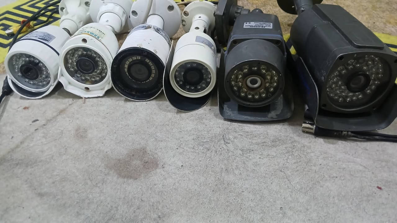 كامرات شغاله العدد 6 شلعه وحده السعر 90 وبيها مجال شي بصيط الاستفسار ***********
