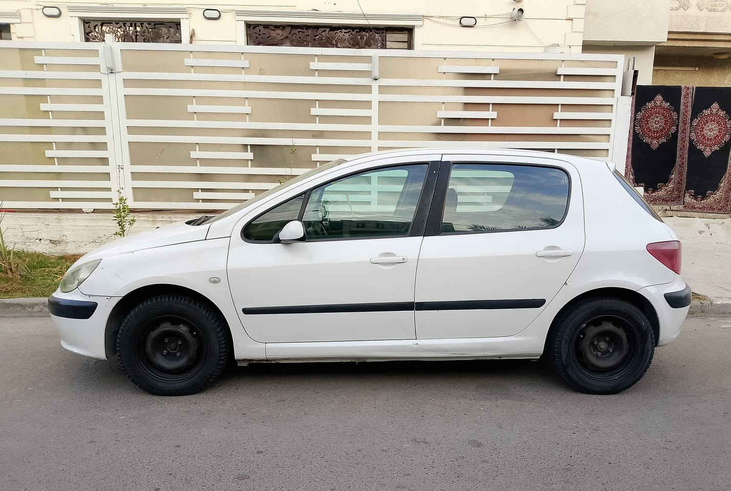 السلام عليكم..
بيجو 307 فرنسي رقم بغداد ماشية 94 ألف حقيقي السيارة على وضع الشركة لا جطل ولا تحوير..
 كير ومحرك وصدر وتبريد وتدفئة كلها تمام بفضل الله ما وكفتني بشارع بيوم بيها تخم تاير جديد وكتلوكاتها وياها مال الشركة وسويجاتها اثنين وياها وداخلها جديد وخارجها كله بلادي اريدها ب53 وبيها مجال بسيط جدا مكاني بغداد واي استفسار الاتصال على هذا الرقم ***********
وآتس اب فقط ما بيه اتصال..
