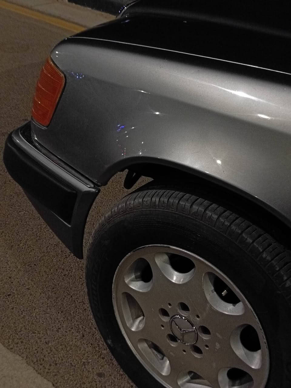 مارسدس دب مديل 1990 E300 

بلاديه بمعنى الكلمه بيها صبغ اثر جراد بنيد جنطه وقماره فقط 
تبريد شغال ثلج كمبريسر مالشبح بيها 140 ثلج 
سنتر لك كهربئي ريمون تحكم عن بعد 
سلايد روف شغال 
تخم ويل تفاحه 
تخم تاير جديد 
مكينه قبق اسود بلاد كلش حلوه ونضيفه وخير من الله 
سنويه لل 27  
باقي السيارع ما بيها صبغ فقط الي مذكور لا غير 
سياره نضيفه وجديده وبلاديه  
***********

