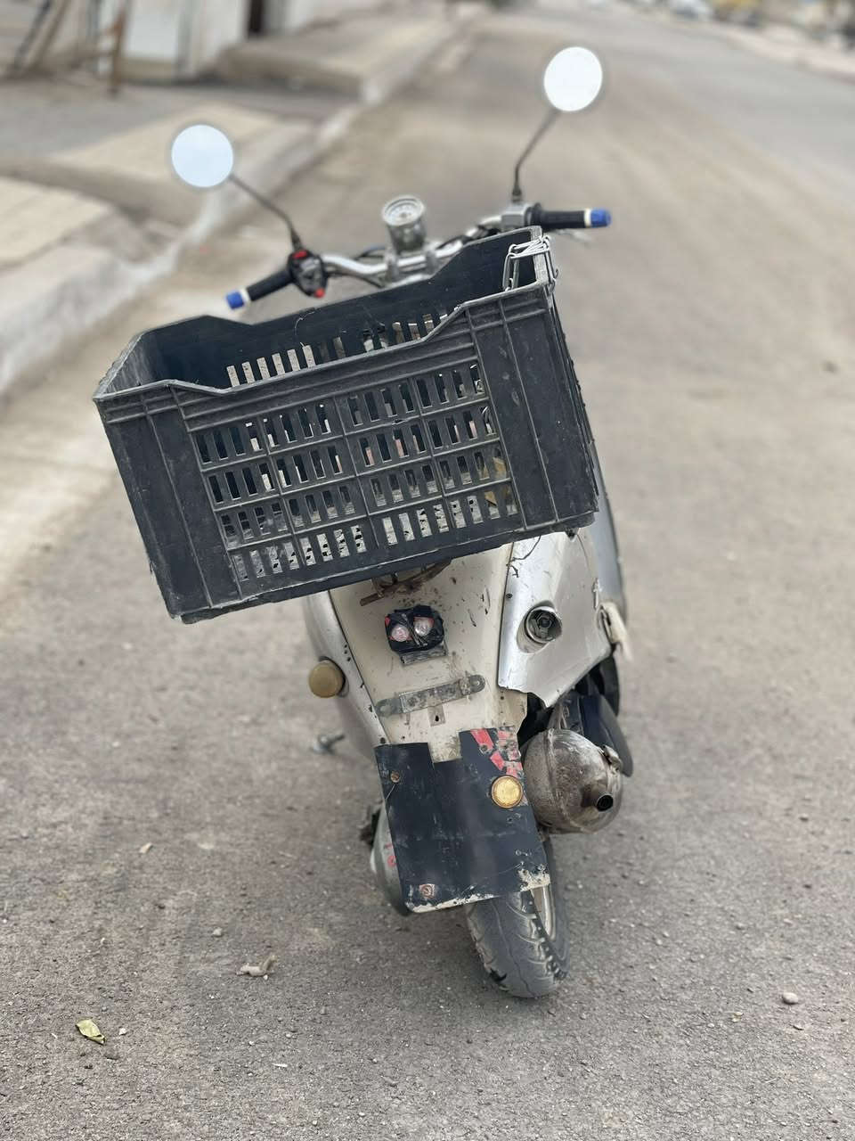 سلام عليكم عندي دراجه كلاسك 60دراجه نكره سلف خير من الله كما موضح بصور ما صار شهر من بدلتلها مكينه مال رمبه والمكينه كفاله عامه (الدهن وحد والبانزين وحد) +دبلات امامي جدد +تاير جوبلس جديد +كابريتر جديد +بنزات بريك خلفي جدد +كتف شحن جديد يعني تاخذ الدراجه ربع ما ذب عليها السعر 250 وبيها مجال شي قليل *********** هاذ الرقم بي واتساب مكاني بغداد ناحيه الرشيد رجاءً الموشراي  لا يتصل .
