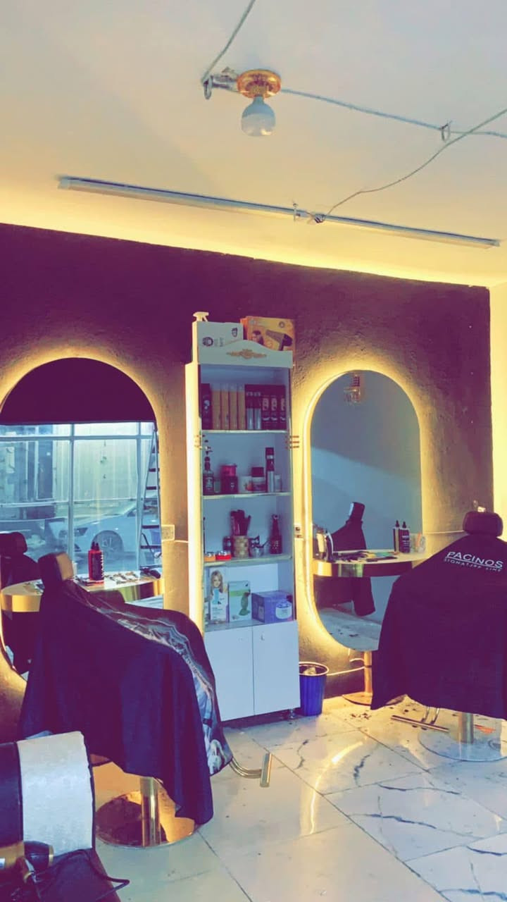 حبايب عندي ميزين وباترينه وكراسي ثنين للبيع مصارلهن سنه للاستفسار *********** أو خاص
