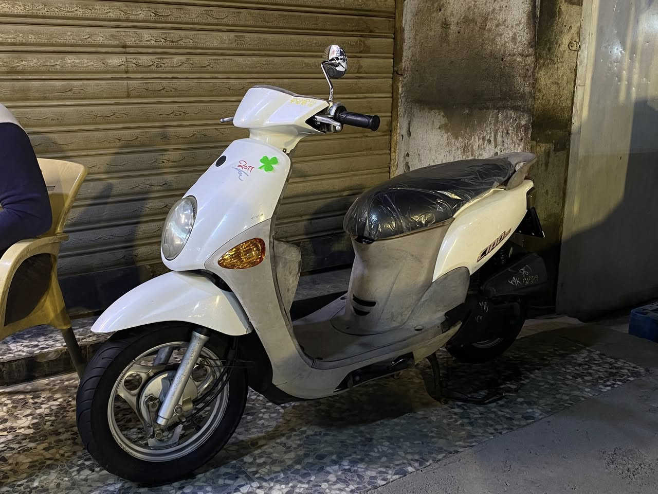 دراجة فلة وكالة للبيع 
ماشية 19 الف فقط 

كفالة عامة من كلشي 
كفر ختم واحد بلادي 
مكينة بلادية وما مفتوحة 

صارلها شهر من نازلة من رمبة وصلها موجود والمنفيست الأصلي موجود 

السعر مليون و150 وبيه مجال بسيط 

العنوان بغداد الشعب 
***********
