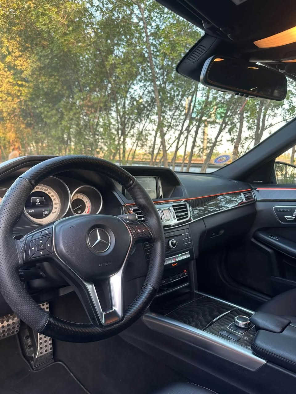 مرسيدس E350 فل أوبشن | موديل 2016 | جاهزة للاستخدام 🔥
للبيع مرسيدس E350 W212 Facelift 2016 لون رمادي غامق، سيارة مرتبة ونظيفة جدًا.

✅ ممشى: 70 ألف مايل
✅ محرك 3.5 V6 تنفس طبيعي
✅ قير ومكينة وشاصي بحالة ممتازة
✅ فل مواصفات:

* فتحة سقف
* مقاعد كهربائية مع تبريد وتدفئة
* رادار أمامي وخلفي
* تحديد مسار
* ستارة خلفية كهربائية
* حساسات وكاميرا
* إنارة LED

🔹 الحادث الأمريكي خفيف وتم إصلاحه باحتراف، صبغ قطعتين فقط.
🔹 السيارة خالية من أي أعطال أو ملاحظات.
🔹 رقم بغداد باسمي، والتحويل ثاني يوم.
      بغداد الجادرية 

💰 المطلوب: 218 ورقة قابل للتفاوض بالمعقول بعد المعاينة.

📞 ***********
