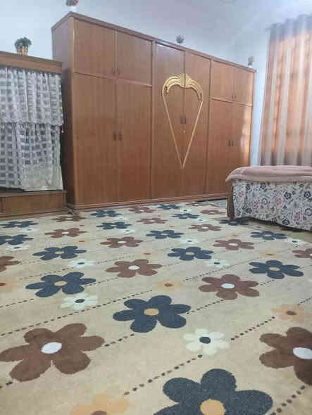 السلام وعليكم دار للبيع المساحة 250السند25البيت يتكون من غرف عدد ٢ومطبخ واستقبال والصاله وبيتونه ٨×٤الخدمات ماء مجاري كهرباء يبعد عن الشارع العام 100متر  العنوان الصويرة خلف المعارض السعر 73وبي مجال للاستفسار ***********او ع الخاص
