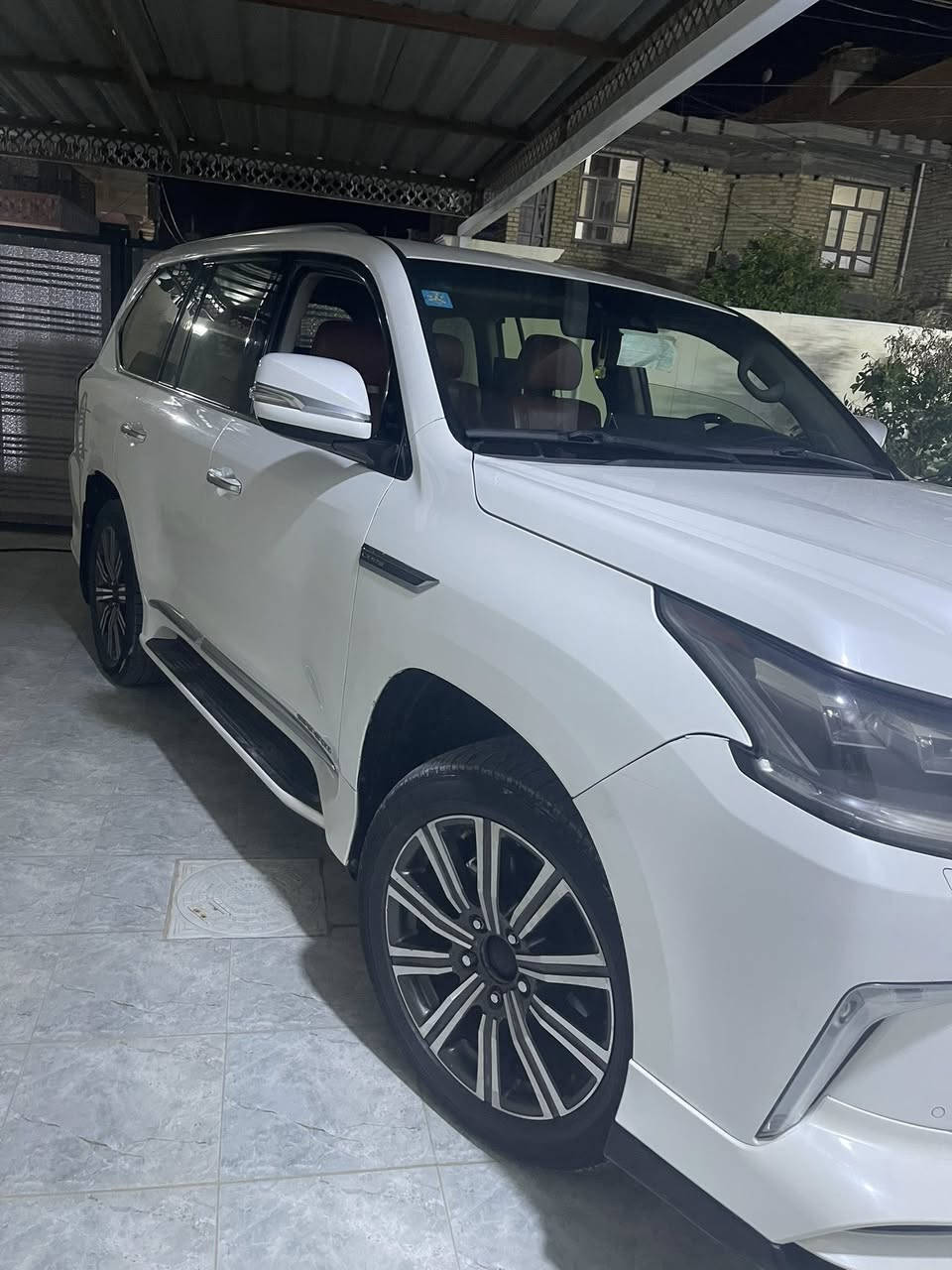 لكزز 570 LX  سوبر سبورت موديل 2017 لون ابيض رقم بغداد مميز كفالة عامة من الصبغ والحادث بحالة ممتازة جدا ماشية 185 الف  للبيع مستعجل السعر على الواتساب ***********
