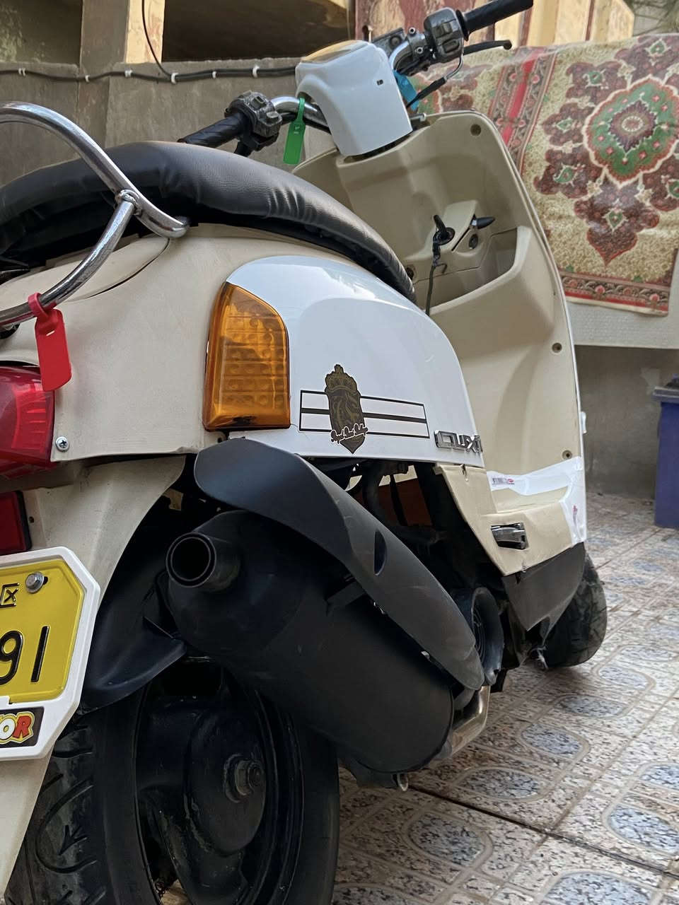 السلام عليكم للبيع ماكس بوليس كابريتر صالنصه اف ام داخل كريمي دراجه جديده بيهه نقص قبغ بانزين دراجه كلهه شغاله سلف هندر لايت بكلايت مكينتهه ممفتوحه دراجه حلوه كلش السعر450 وبيهه مجال مكاني ديالى الخالص هبهب رقمي ***********
