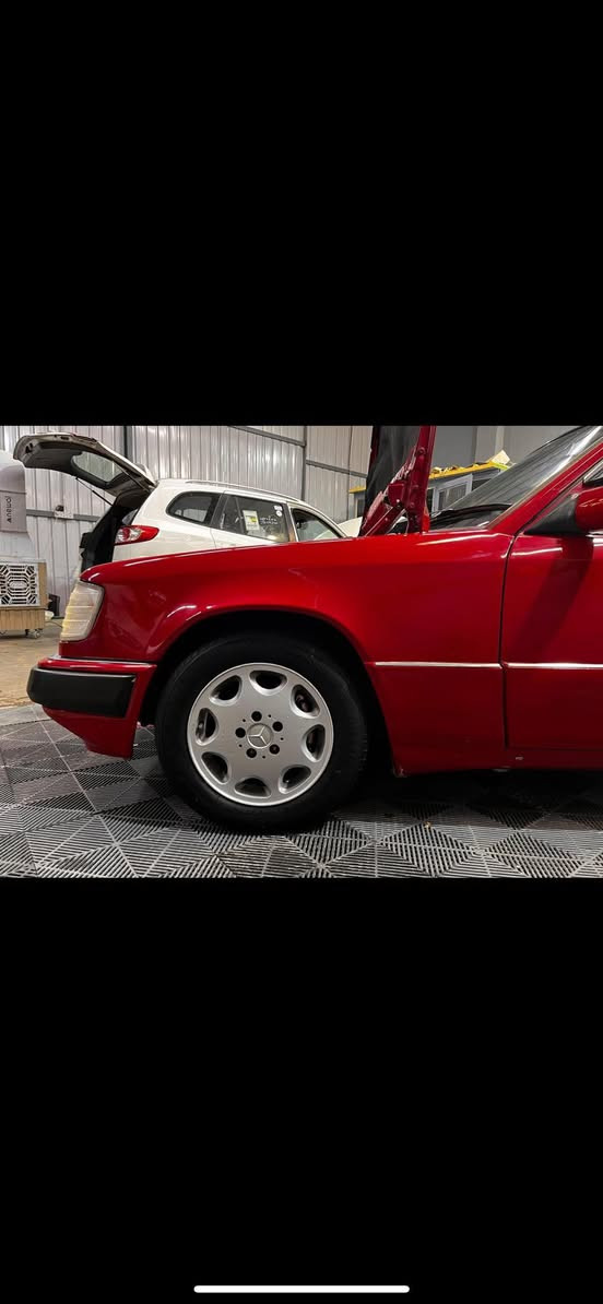 سلام عليكم مارسدس دب  وارد يابان للبيع 
رقم بغداد موديل 1991 
محرك خراطيم 320 
السياره مكفوله من الضربه والخياس مصبوغه عام للجماليه 
حداديه جديده تخم تاير جديد 
أريل  كهربائي
مسجل + سستم سماعات 
السياره جاهزه من كلشي السعر  85 
للأستفسار ***********
