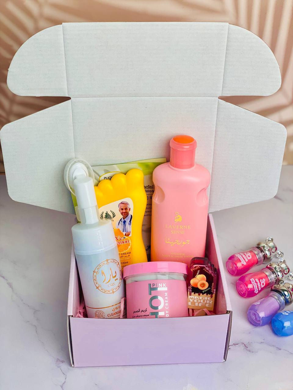 ✨🎀 بوكس العناية المتكامل 🎀✨
دلعي نفسج أو سويها هدية مرتبة وناعمة 

محتويات البوكس 👇😍

🧖‍♀️ ماسكات ورقية عدد (2) – ترطيب فوري ونضارة سريعة
🫧 غسول الوجه يارا – تنظيف عميق وإحساس انتعاش
🤍 لوشن مبيض اليدين والجسم جورجينا – نعومة وتفتيح تدريجي
🍑 تنت الخوخ للخدود والشفاه – لون طبيعي يجنن وثابت
🦶 كريم مرطب قدم – يخفف التشققات وينعم القدمين
✨ كريم الجسم هوت مبيض ومرطب مركز – إشراقة ولمعان مع ترطيب قوي

بوكس واحد بيه كلشي تحتاجينه للعناية اليومية 💕
ترطيب ✨ تفتيح ✨ نعومة ✨ ريحة حلوة


**إذا كنت صاحب هذا الإعلان وتريد حذفه لأي سبب، رجاءا أرسل رسالة إلى الدعم الفني**