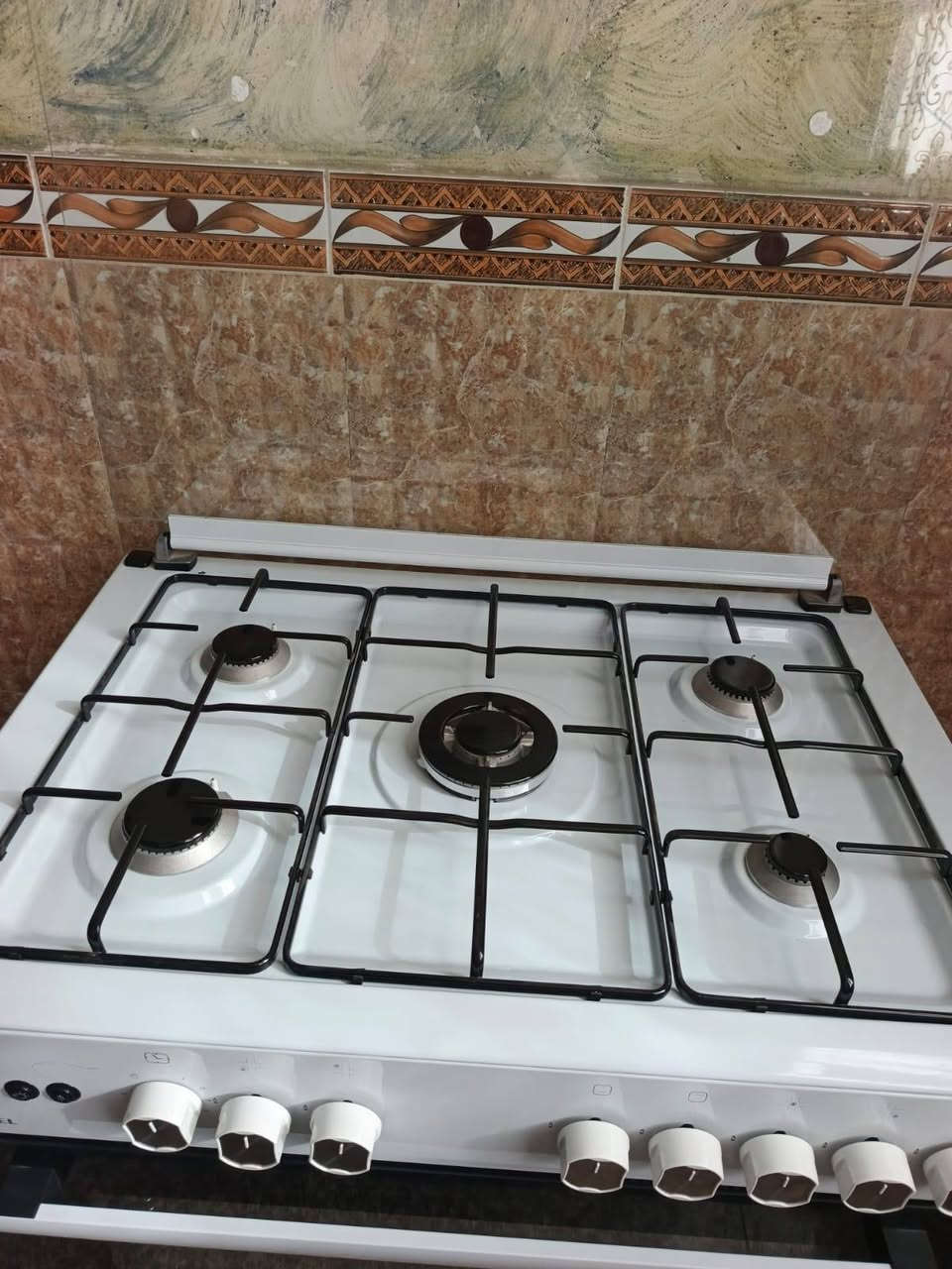 طباخ الابيض للبيع  جديد  سعر ٣٥٠ الف ،الثاني  الجوزي مستعمل  سعر ١٥٠ الف بي مجال للشراي العنوان حي الشهداء. للتواصل والاستفسار ***********

