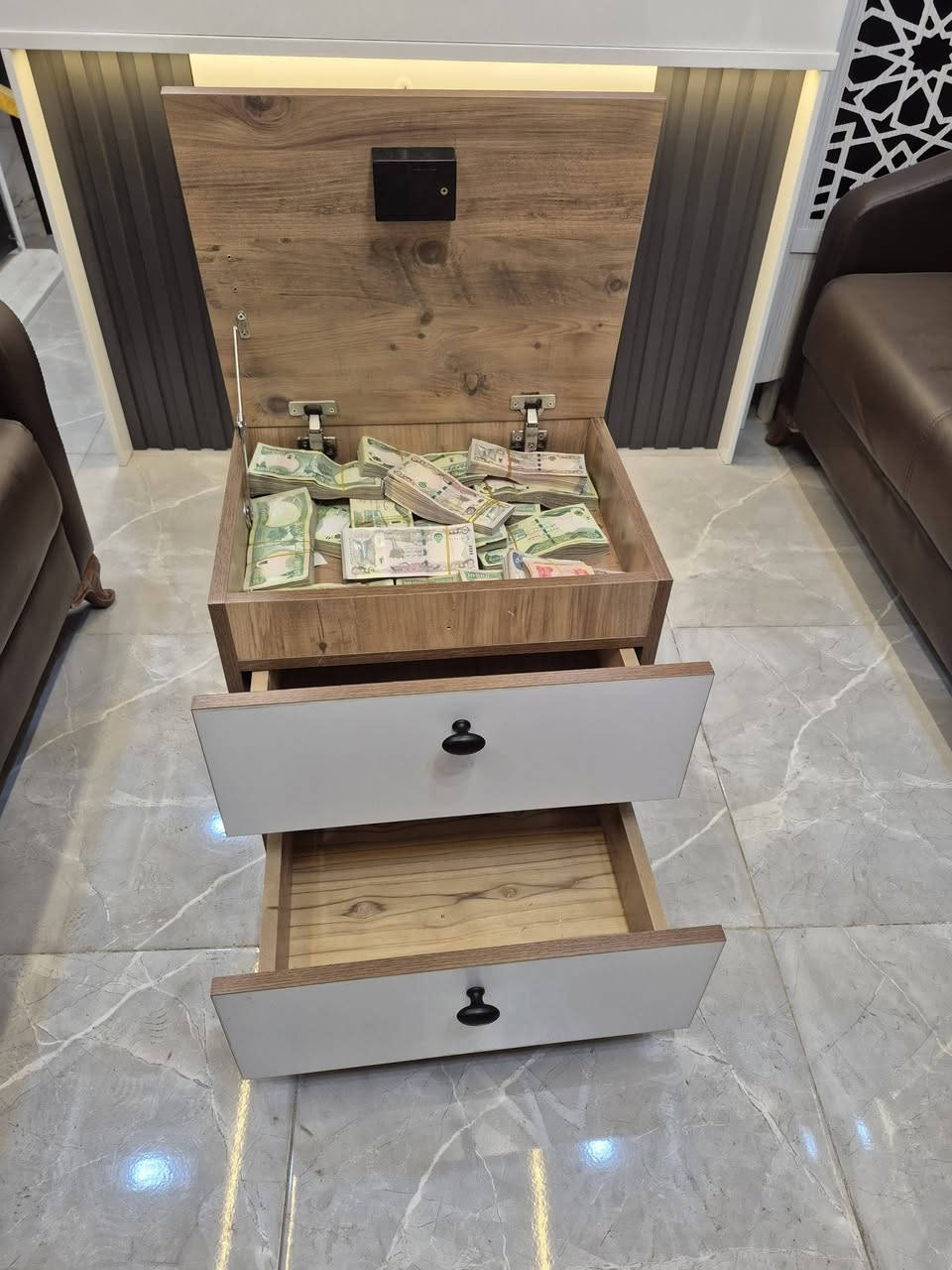 تفصيل عراقي
كومدي مجرات مع قاصه مخفيه .
مواصفات العمل :
1- خشب mdf ثقيل
2- ارتفاع ٥٠ عرض ٥٠ عمق ٤٠
3- سكك هادروليك ثقيل

للطلب مراسلتنا على الخاص
ا


**إذا كنت صاحب هذا الإعلان وتريد حذفه لأي سبب، رجاءا أرسل رسالة إلى الدعم الفني**