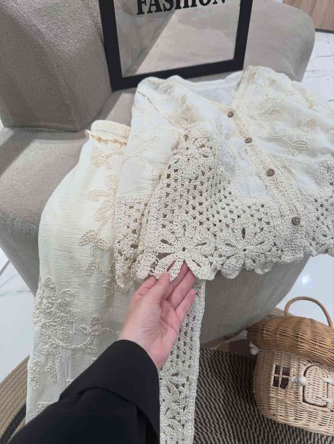 سوت كيبور كوالي عالي بتفاصيل مختلفة 
قطعه مختلفه وفخمه باللبس 🙂‍↔️✨
طول القميص 65cm غير مبطن 
بنطرون كيلوت بتصميم كيبور بتبطين داخلي من منطقة الورك
قياسات 38-44
ستندر 
قطع محدوده 
#اكسبلور_فولو #اكسبلورر #اكسبلور_explore #اكسبلور_العراق_السعوديه_الاردن_ايران_الكويت_طق_لايكات_كومنت_يلاا💙#اكسبلور_ضيفونا


**إذا كنت صاحب هذا الإعلان وتريد حذفه لأي سبب، رجاءا أرسل رسالة إلى الدعم الفني**