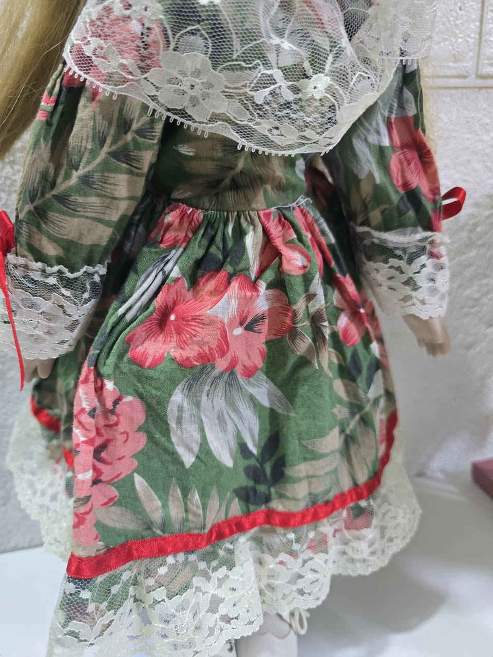 دمية بورسلين عتيقة انتيكة قطعة اصلية مختومة  (Vintage Porcelain Doll) تُعرف باسم "دانييلا" (Daniella) من مجموعة "The Classique Collection" الشهيرة
.الدمية مصنوعة من بورسلين البسكويت الناعم (Fine Bisque Porcelain)، ومزينة بملامح مرسومة يدوياً وملابس كلاسيكية مزخرفة بالدانتيل 
الحجم 40 سم 
السعر 30 الف


**إذا كنت صاحب هذا الإعلان وتريد حذفه لأي سبب، رجاءا أرسل رسالة إلى الدعم الفني**