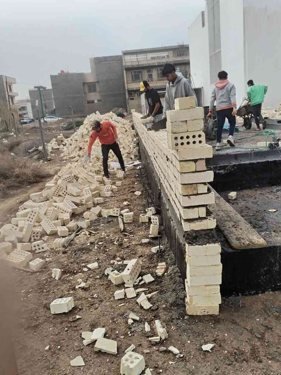 الهم صلي على محمد وآل محمد
بسم الله الرحمن الرحيم
خلفه بناء 👷. 
تسليم مهندس 🏘️. 
تنضيف الموقع. 
تسلم مخطط تستلم هيكل. 
نشر قالب جف قيم. 
وزن صفرَ
اركان مصاطر تحط مصطره على الأركان وتستلم مني. 
التزام بالمواعيد ما اطلع من الموقع ذا ما اختم البيت.
***********
***********
واسعار مناسبه
