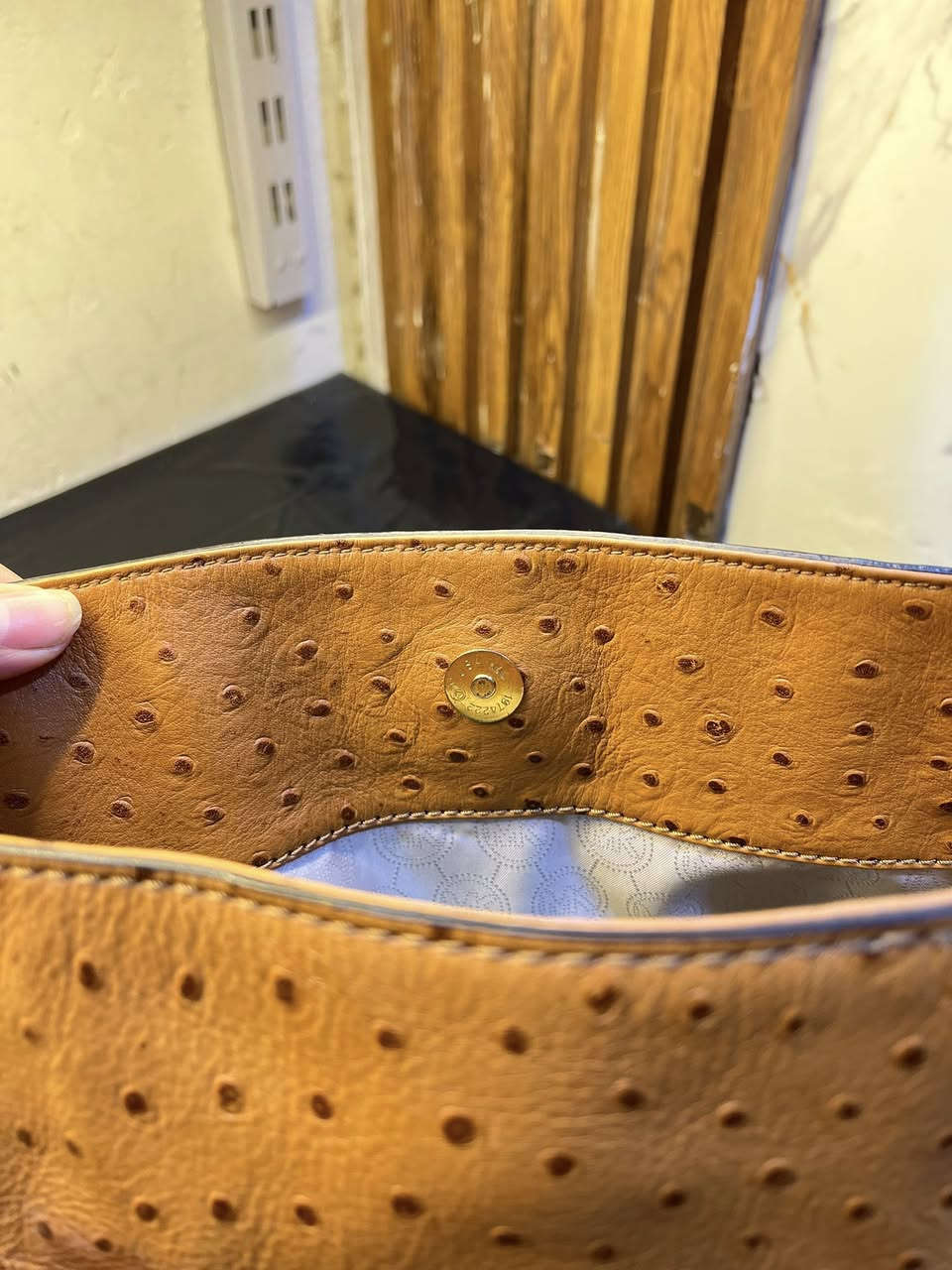 حقيبة اليد هذه هي حقيبة يد (توت) هاميلتون من مايكل كورس بنقشة النعام البارزة. تتميز الحقيبة بلونها البرتقالي المائل للسمرة وتفاصيلها الذهبية، بما في ذلك القفل المتدلي وحزام السلسلة الاختياري. 

العلامة التجارية: مايكل كورس (Michael Kors)
الموديل: هاميلتون (Hamilton)
الخامة: جلد بنقشة النعام البارزة
اللون: برتقالي أو تان (Orange/Tan)
الميزات: قفل ذهبي مميز، ومقابض علوية، وحزام كتف سلسلة اختياري
الحالة: مستخدمة استعمال خفيف – نظيفة وبحالة جيدة
• المناسبة: يومي، دوام، مناسبات خفيفة، سفر
• السعة: متوسطة – تشيل أغراض أساسية (محفظة، موبايل، مفاتيح، عطر)
للتواصل خاص : *********** فقط واتساب
