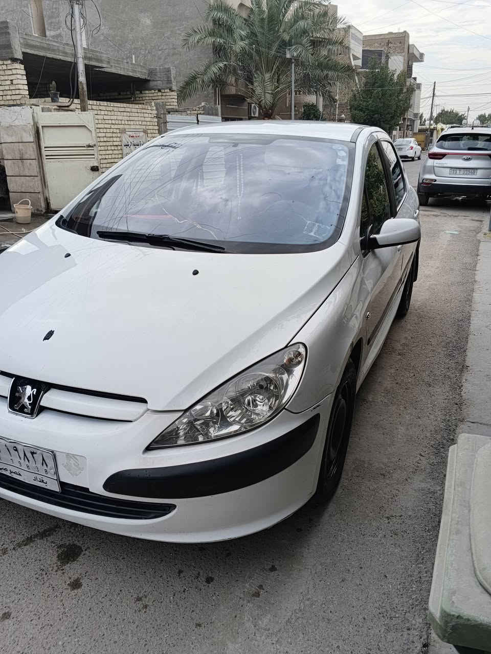 السلام عليكم عندي سياره بيجو 307 موديل 2004 لون ابيض السياره بلاديه بيها صبغ جوه قبغ البانزين كير ومكينه مضبوطات وتبريد ثلج وبيها تخم تاير الاماميات جدد والخلفيات زينات وبسم اقاربي واني اتعهد بالتحويل سعرها 55 ورقة وهاي صورها ورقمي هذا حتى بي واتساب *********** وبيها مجال يعني مو قفل 55 ورقه
